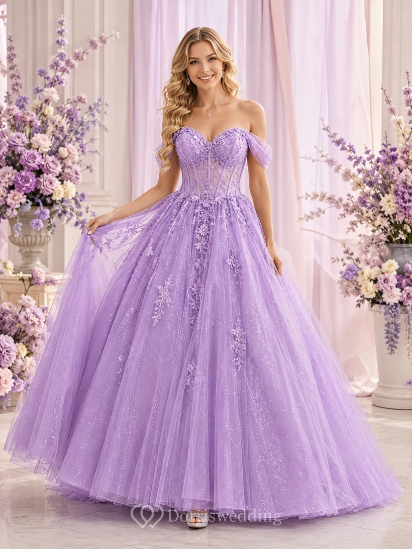 Lavendelfarbenes Tüll-Ballkleid mit schulterfreiem Ausschnitt und floralen Applikationen – perfekt für den 16. Geburtstag