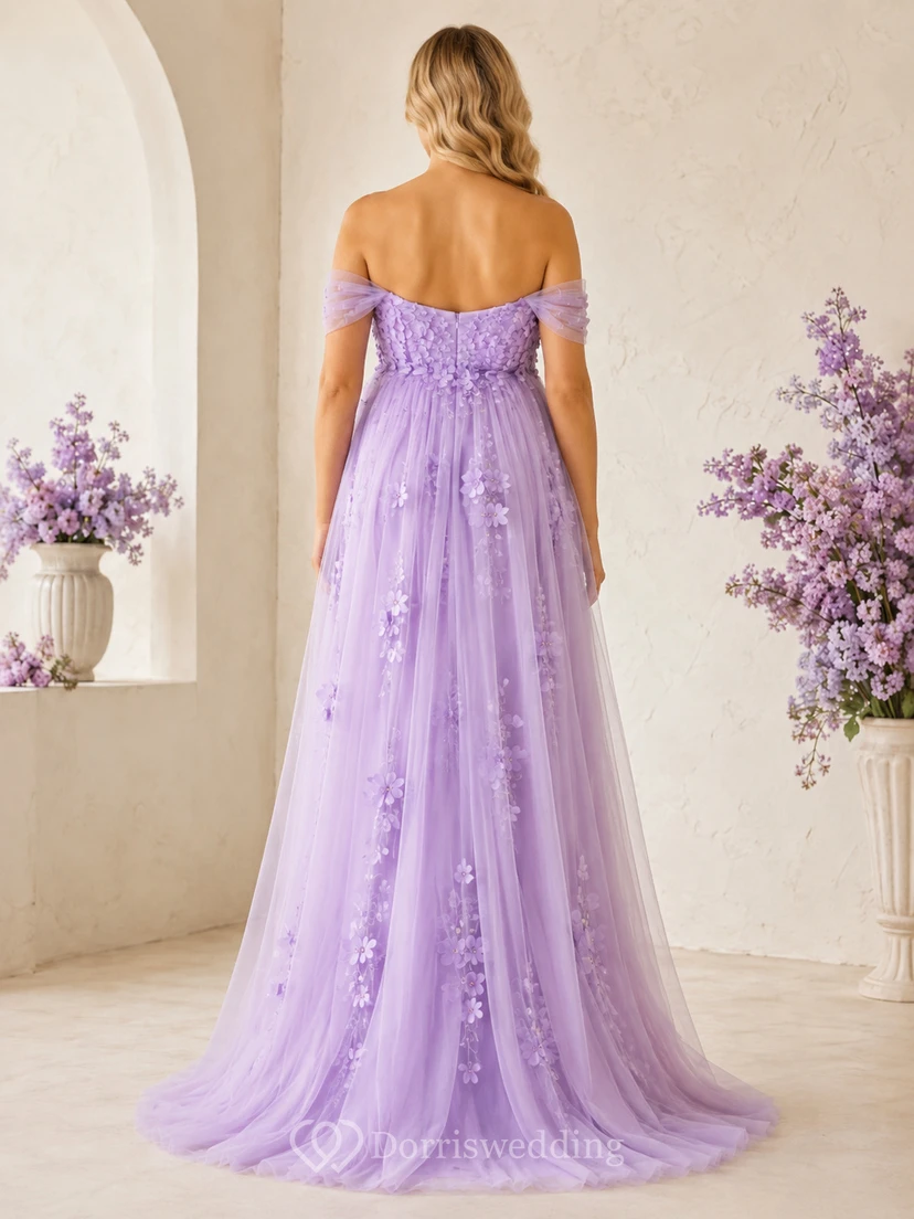 Robe de maternité lilas à épaules dénudées, ornée d'appliqués floraux en tulle, coupe trapèze et longueur au sol view 2