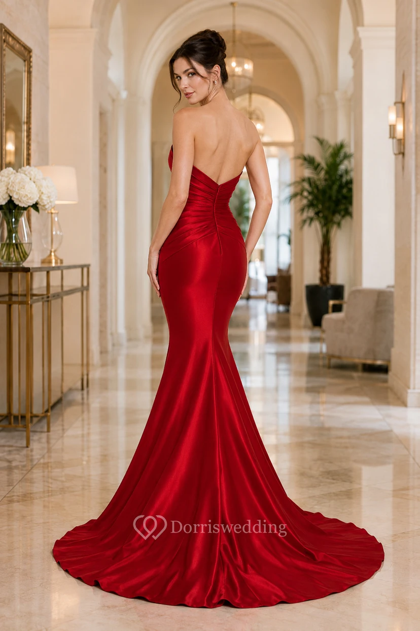 Vestido de sirena rojo de satén sin tirantes con escote corazón y cola larga. view 2