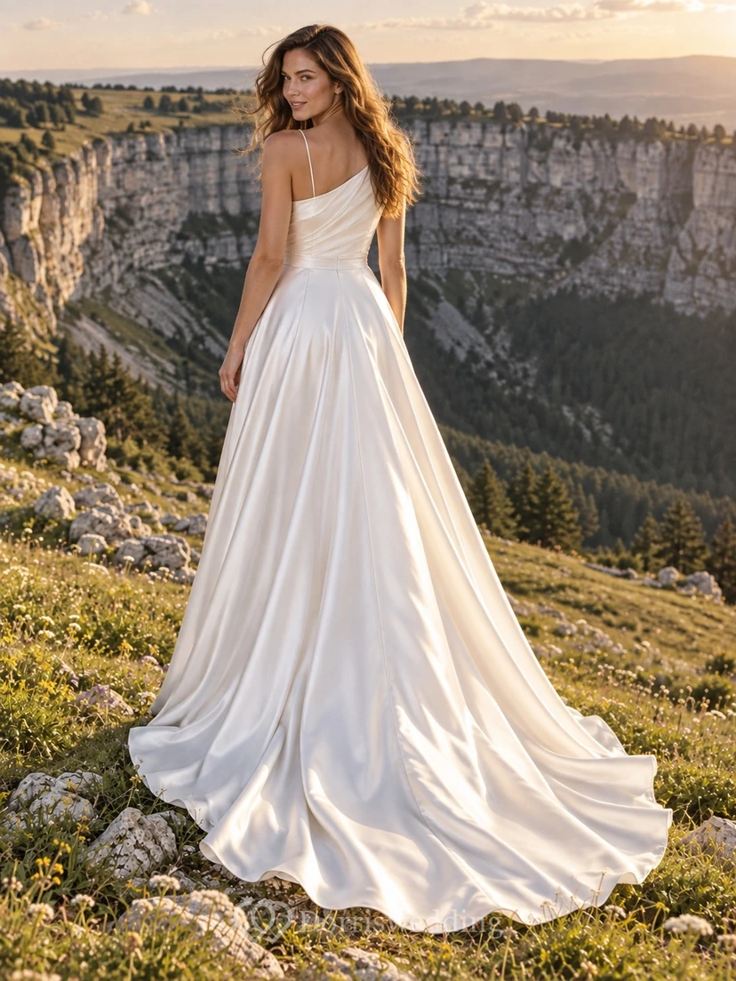 Vestido de novia sencillo de satén con un solo hombro, corte en A, sin mangas, fruncido y cola corta. view 2