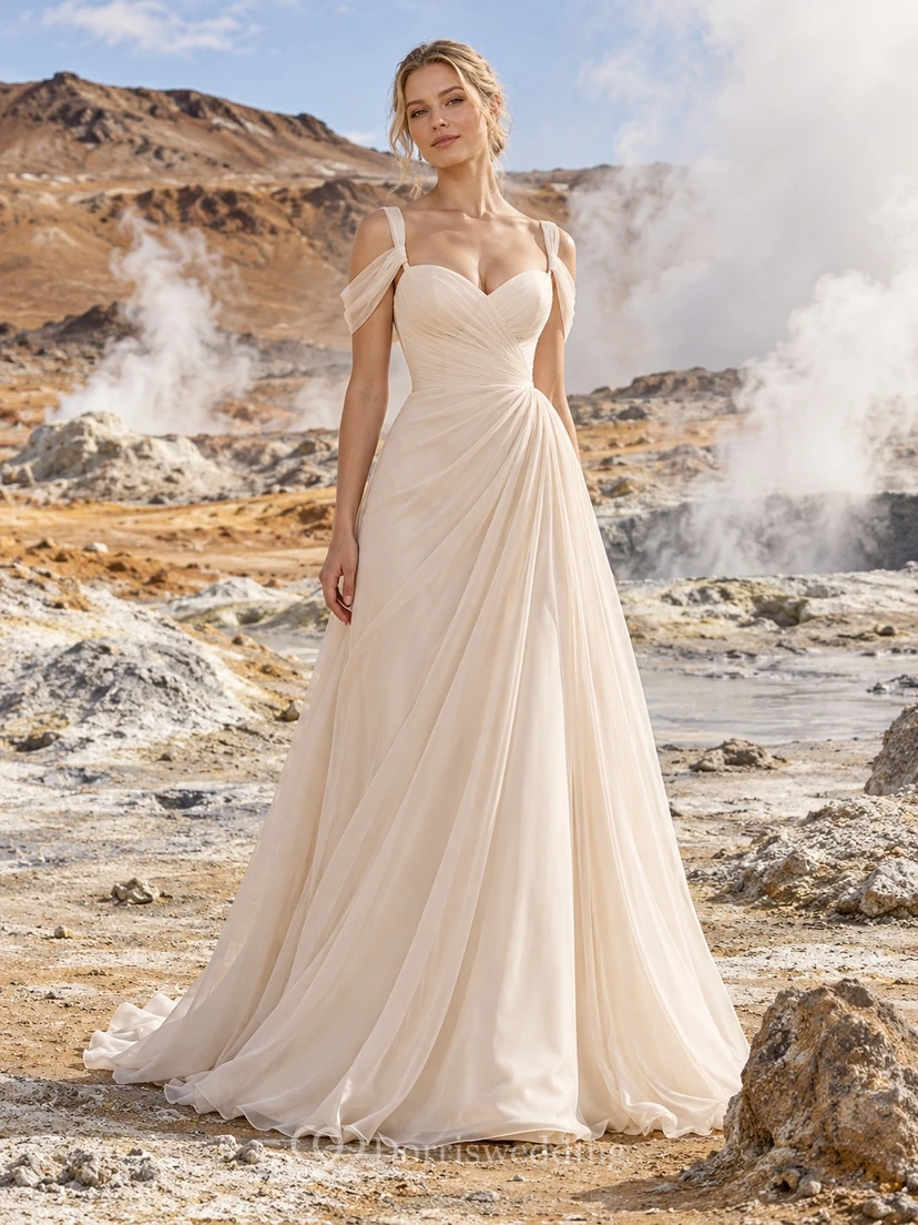 Sencillo vestido de novia de gasa con corte en A, tirantes en forma de corazón y tirantes drapeados.
