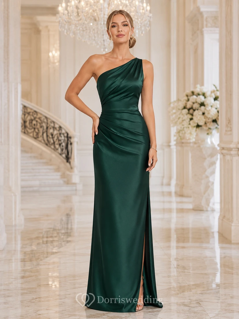 Elegantes, schlichtes Brautjungfernkleid in Dunkelgrün mit One-Shoulder-Ausschnitt, ärmellos, bodenlang, mit Schlitz, Raffungen und Reißverschluss am Rücken.