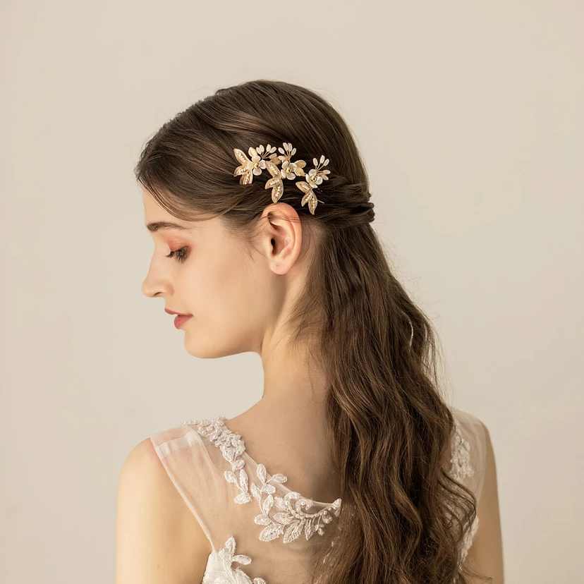 Zarte, handgefertigte goldene Haarnadeln mit Blumen view 2