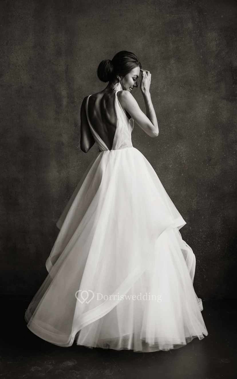 Fließendes, ärmelloses Brautkleid aus Tüll mit gekreuzten Trägern im Empire-Stil, tiefem V-Ausschnitt und drapiertem Rock view 5