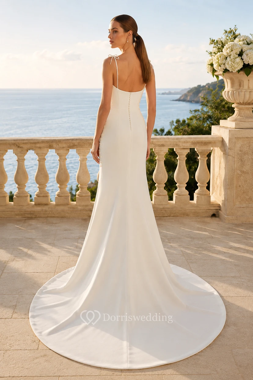 Robe de mariée fourreau blanche à fines bretelles et traîne. view 2