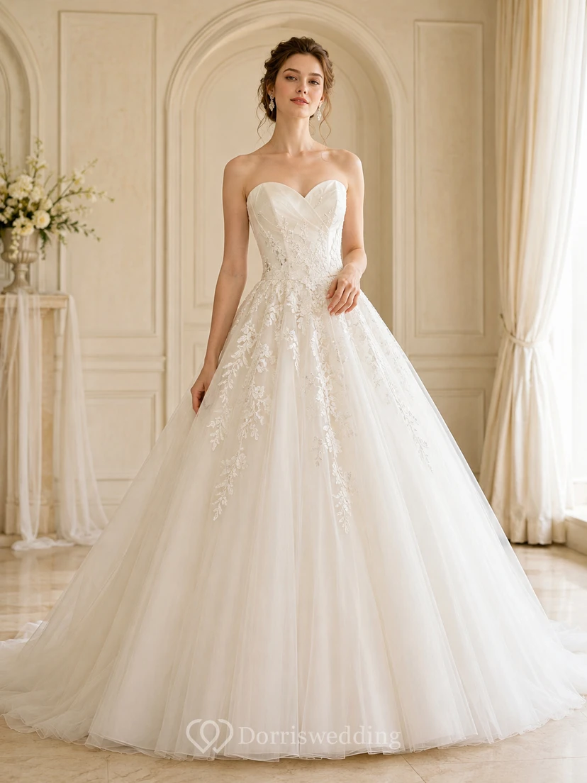 Trägerloses Ballkleid mit Herzausschnitt, floraler Spitze und luxuriöser Kapellenschleppe