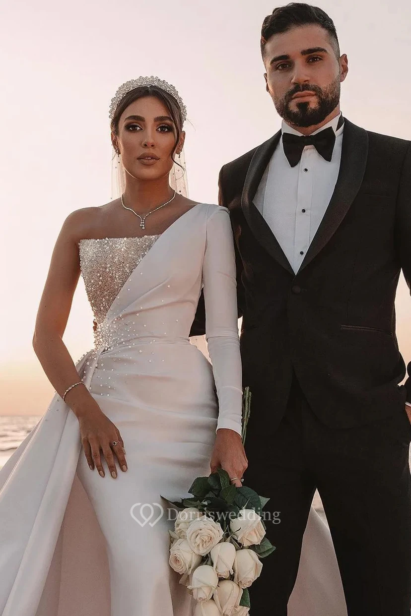 Robe de mariée glamour en satin à une épaule, avec corsage et surjupe ornés de perles view 3