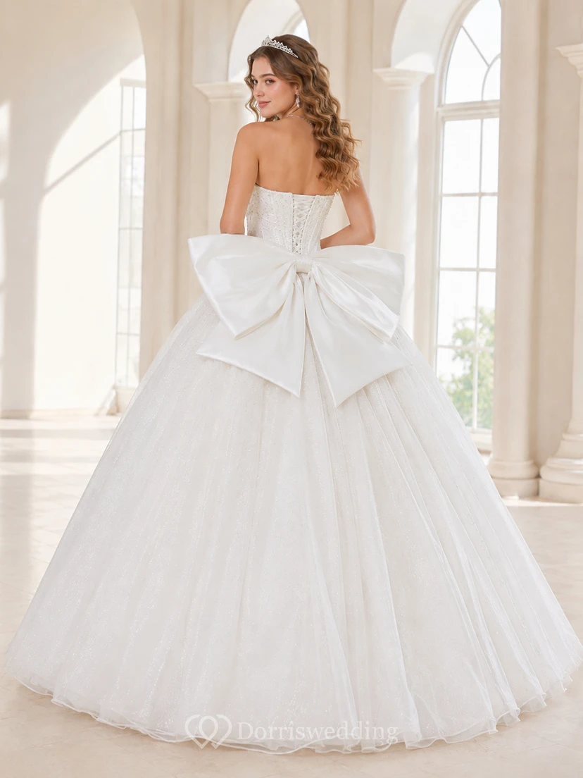 Vestido de quinceañera blanco de lujo sin tirantes, escote corazón, lazo y tul plisado view 2