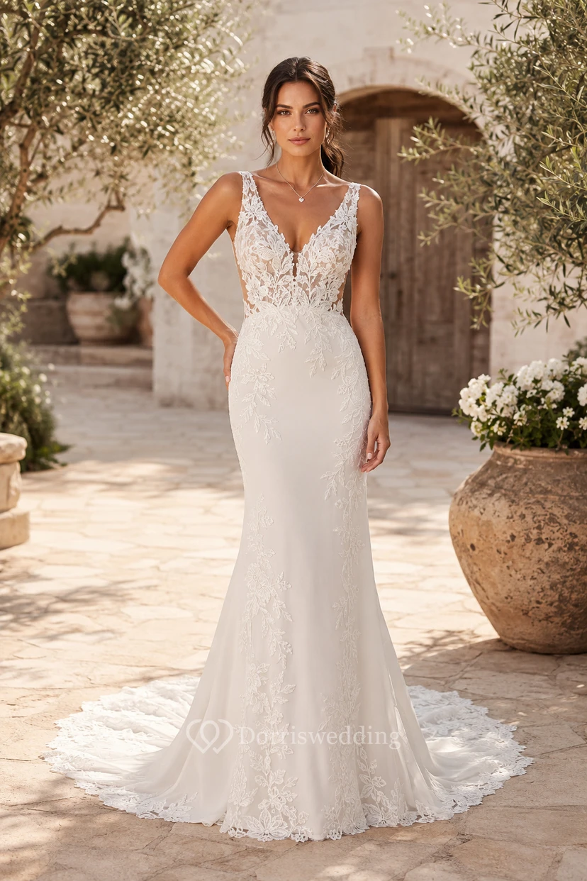 Robe fourreau de mariée en satin avec corsage en dentelle à col en V et traîne.