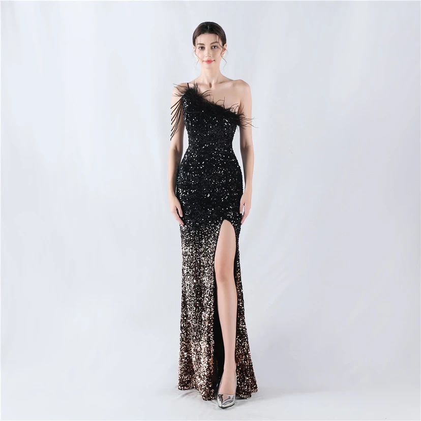 Robe de soirée longue à une épaule, ornée de plumes d'autruche, de perles et de sequins, avec col asymétrique et fente haute. view 11