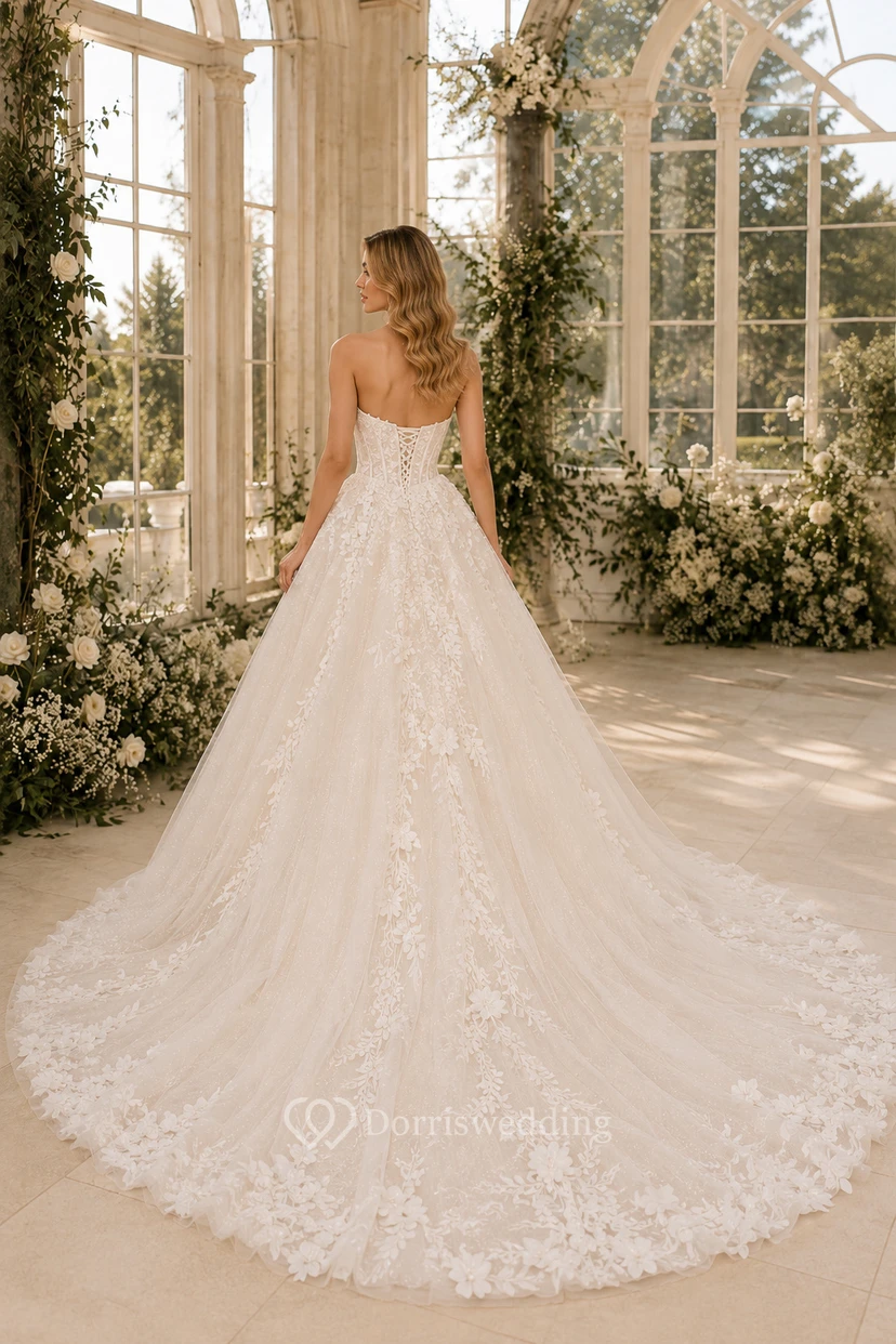 Robe de bal de mariée en dentelle avec bustier et longue traîne view 2