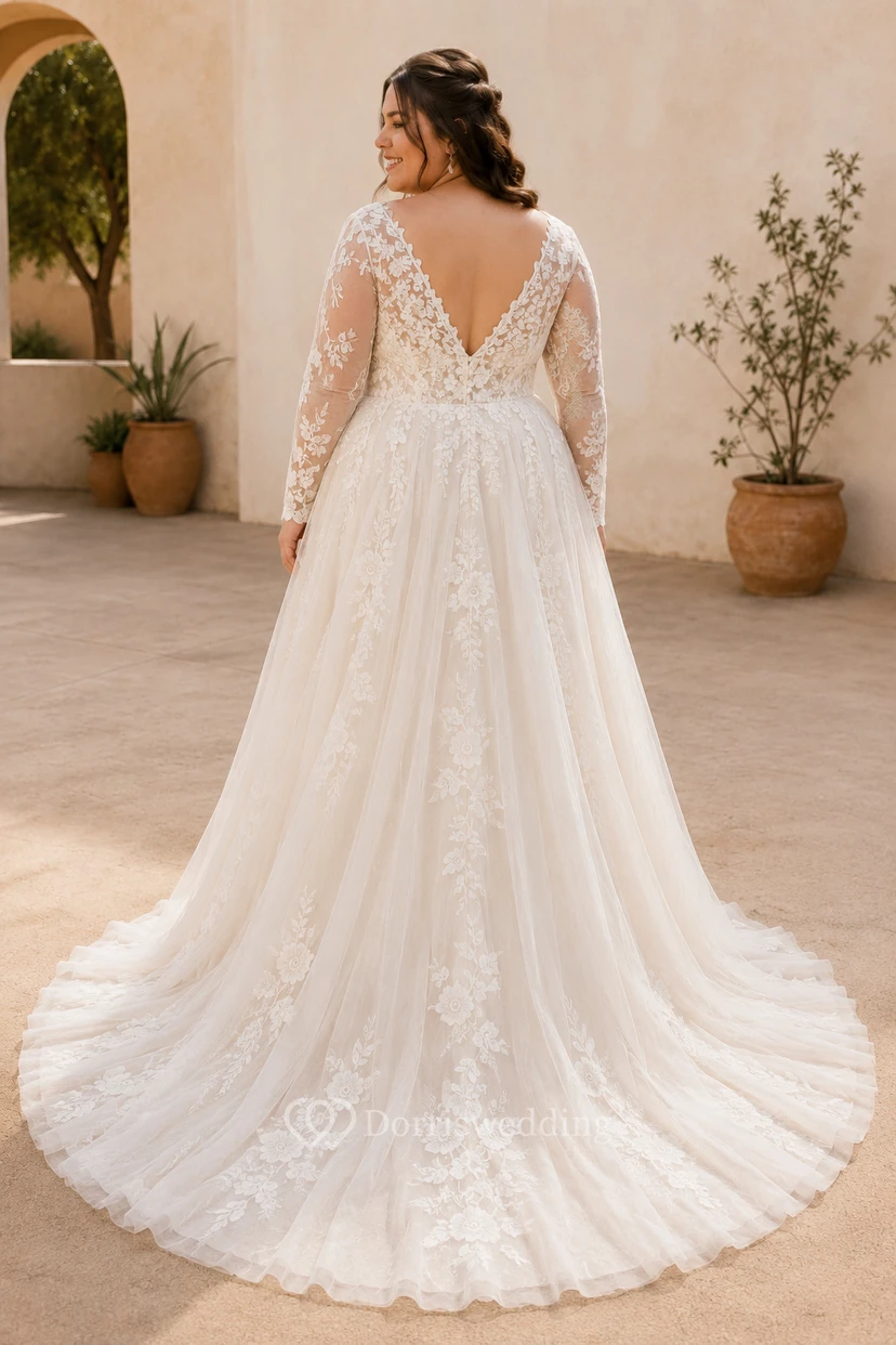 Robe de mariée grande taille à manches longues, col en V, coupe trapèze en tulle et corsage en dentelle view 2