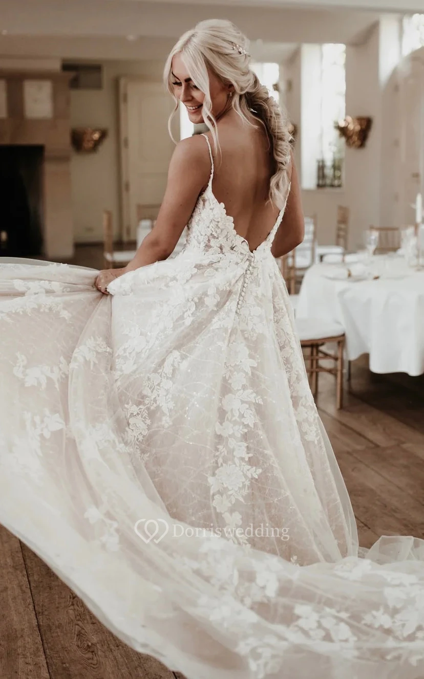 Robe de mariée de plage en tulle, coupe trapèze, ornée de dentelle et d'appliqués, avec un décolleté en V plongeant et une traîne courte. Décolleté plongeant dans le dos et fines bretelles spaghetti. Traîne courte. view 4