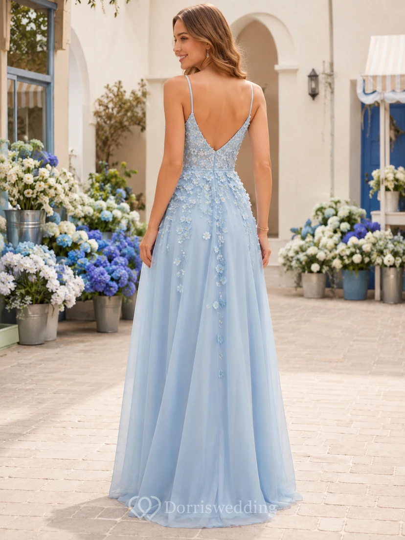 Vestido de invitada romántico de tul floral con escote en V y tirantes finos en azul cielo view 2
