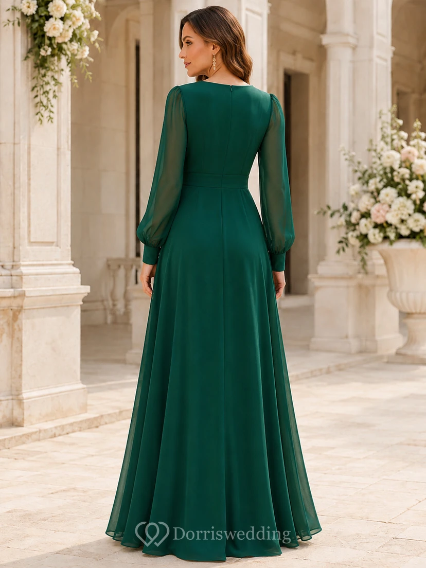 Vestido largo formal de invitada de color verde oscuro con cuello alto y mangas transparentes view 2