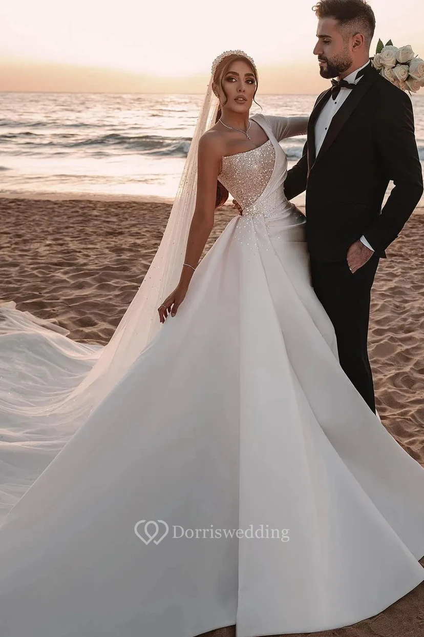 Robe de mariée glamour en satin à une épaule, avec corsage et surjupe ornés de perles view 5