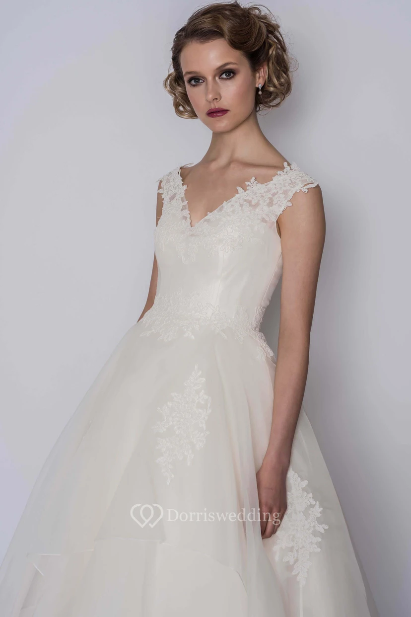 Robe de bal élégante en organza, manches courtes, longueur cheville, ornée de fleurs. view 2