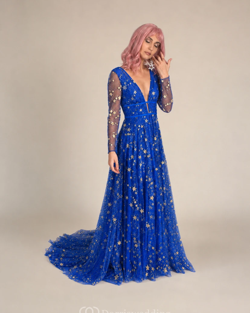 Vestido sencillo azul con estrellas celestiales de tul estilo bohemio y lentejuelas brillantes. view 17