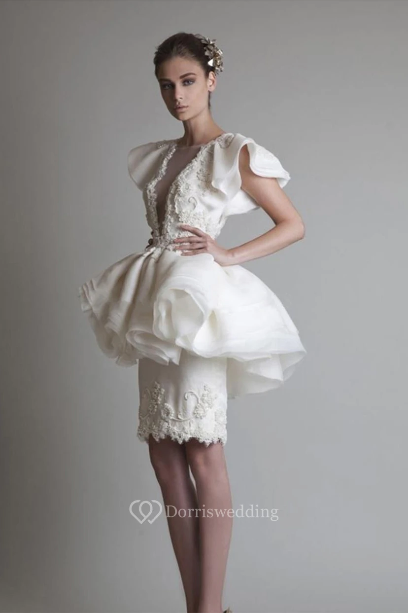 Etuikleid mit kurzen Ärmeln, Organza-Spitze, Schmuckknöpfen und knielangem Abschlussballkleid
