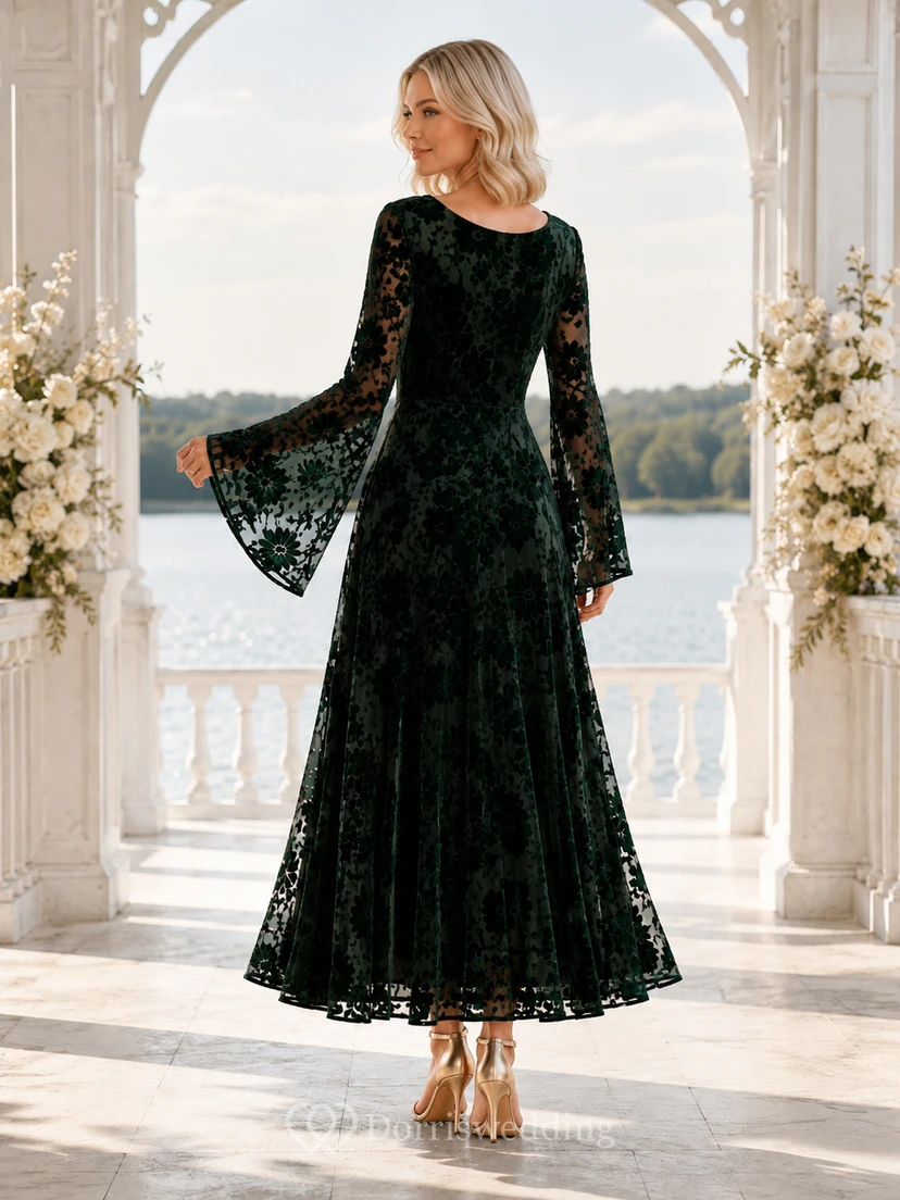 Vestido midi de encaje verde oscuro con escote redondo y mangas acampanadas para invitadas. view 2