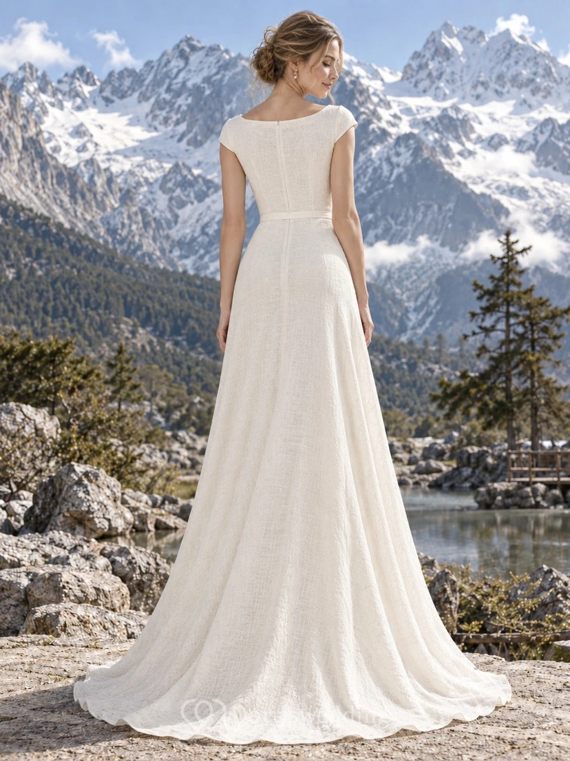 Schlichtes, elegantes, ärmelloses Brautkleid in A-Linie mit Schleppe und U-Boot-Ausschnitt. view 2
