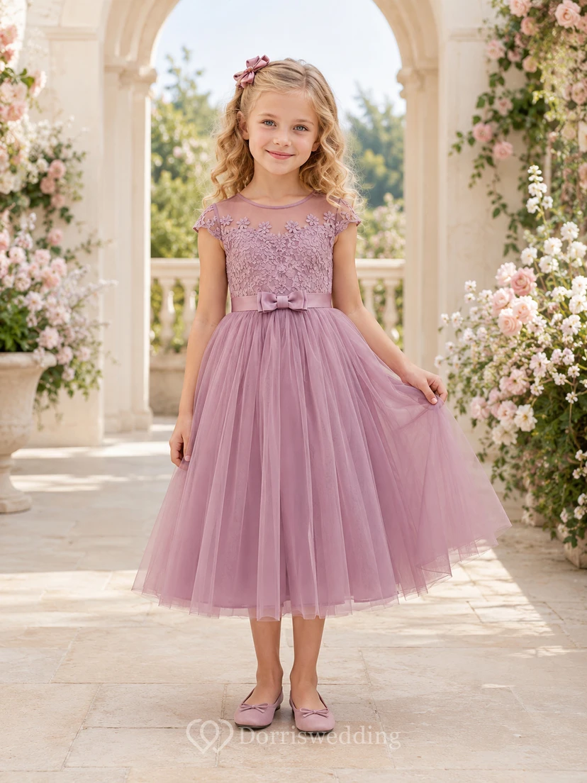 Robe de demoiselle d'honneur en tulle et dentelle mauve, coupe trapèze, manches courtes, nœud et appliques florales