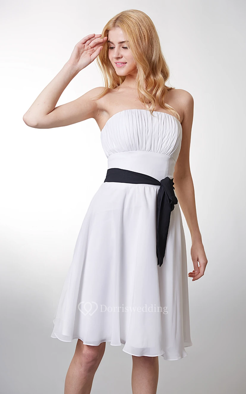 Precioso vestido corto de gasa sin tirantes con corte en A y lazo en la cintura. view 4