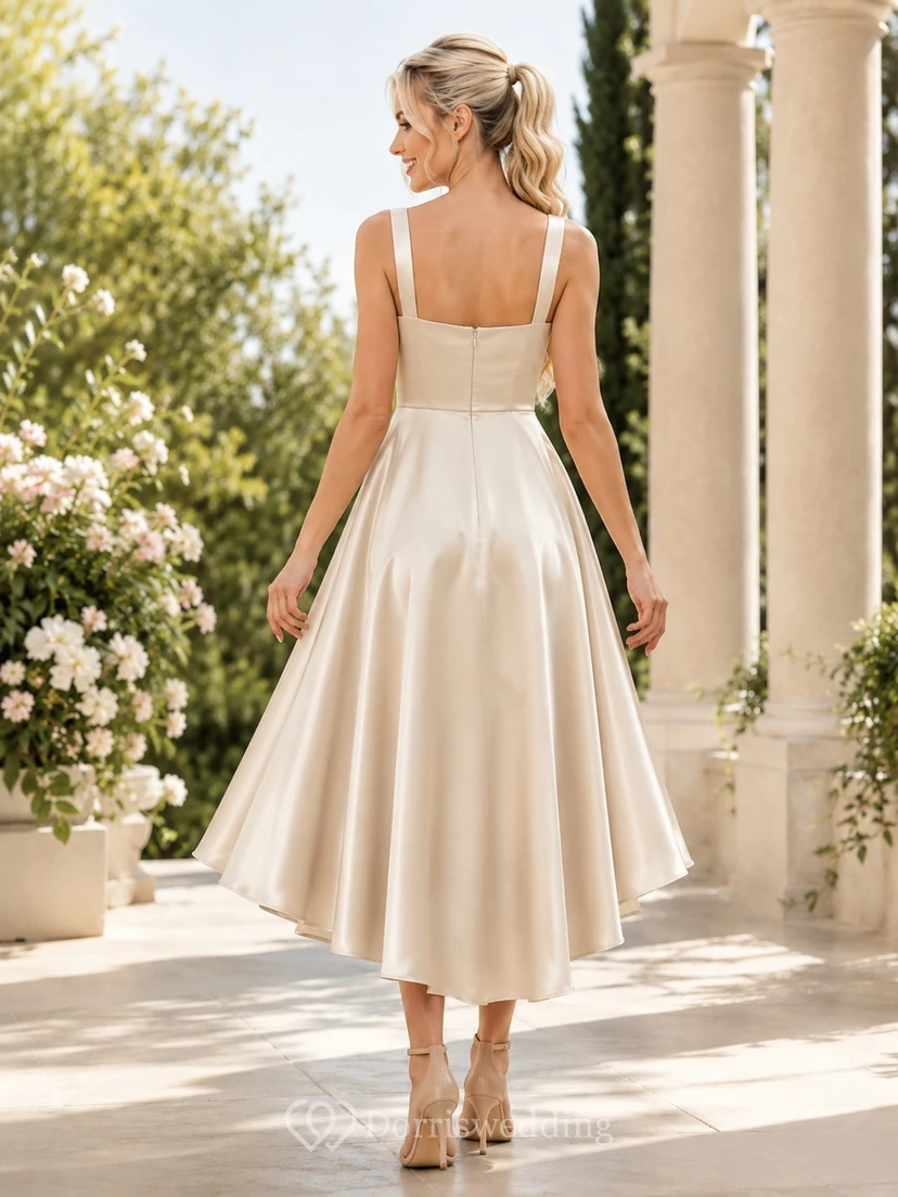Robe d'invitée vintage en satin champagne, coupe trapèze, longueur thé, col carré, sans manches view 2