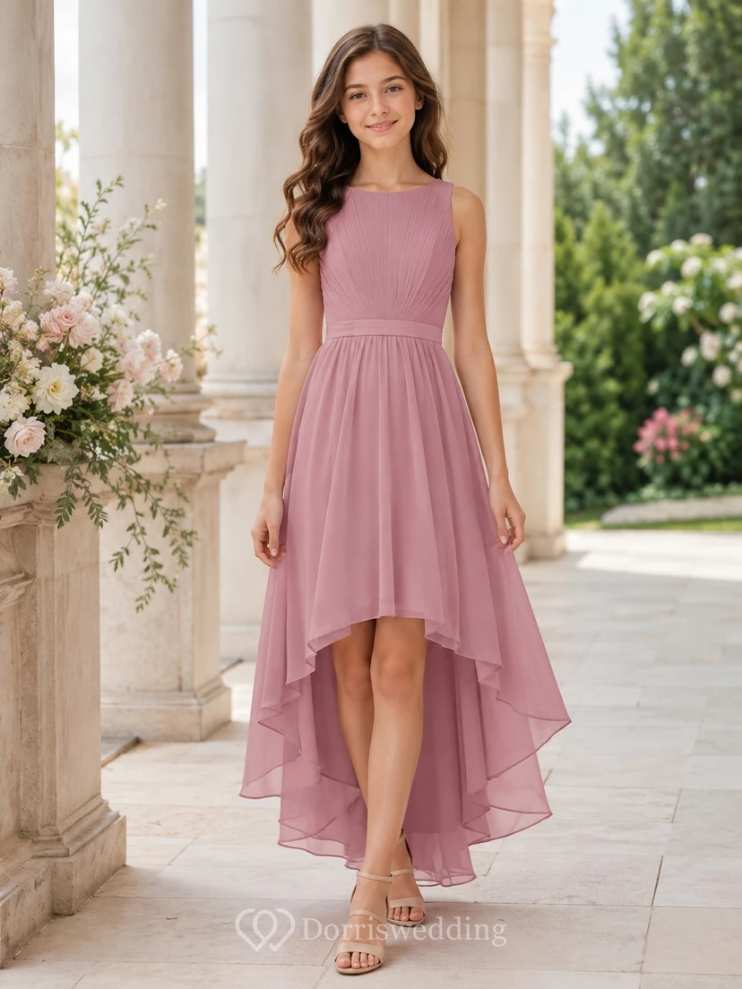 Vestido vintage de dama de honor juvenil color malva, corte en A, sin mangas, con falda escalonada y detalles de joyas.