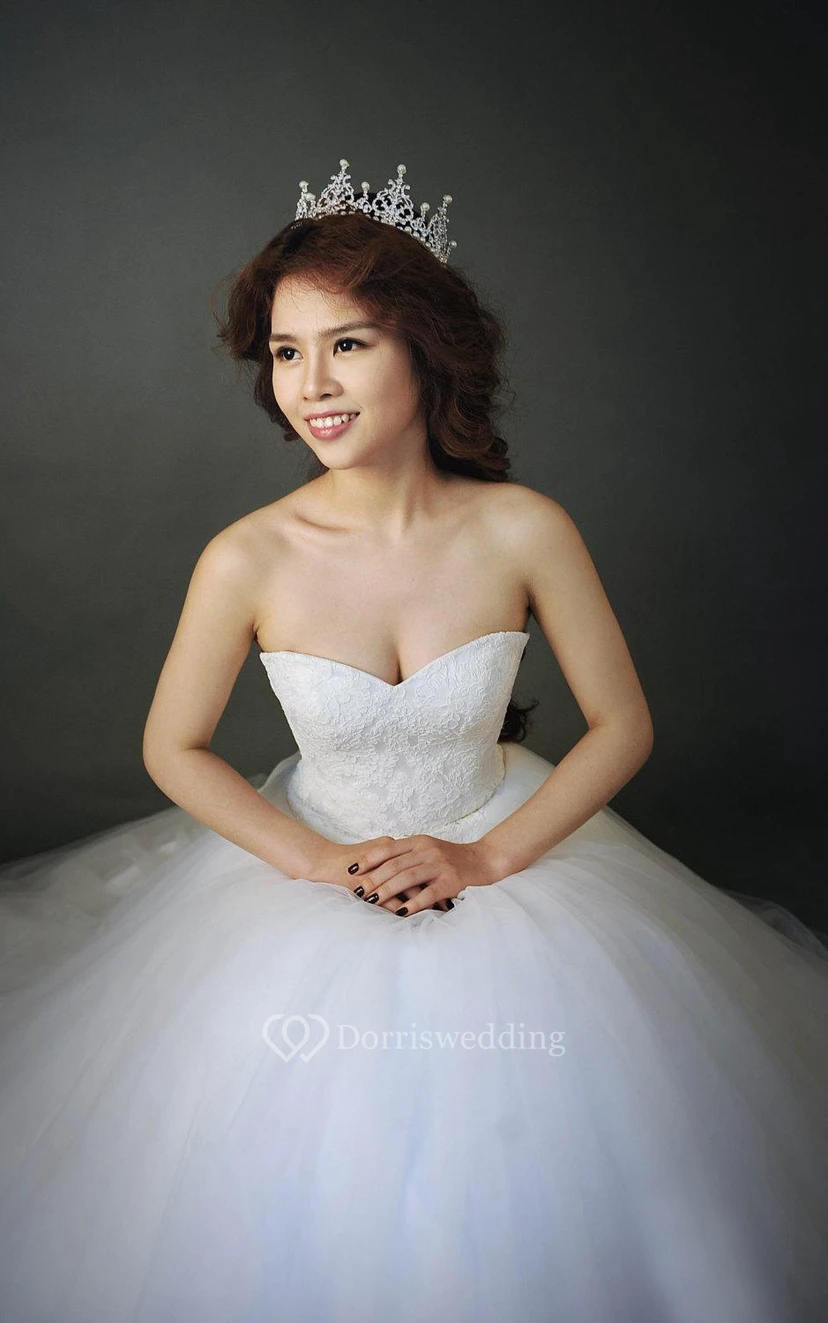 Robe trapèze en tulle à décolleté cœur, corsage en dentelle et dos lacé. view 4