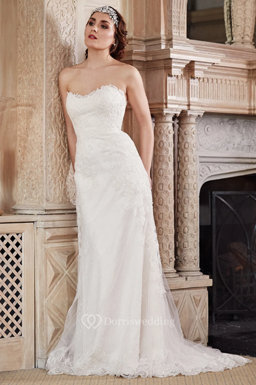 Trägerloses, bodenlanges Brautkleid aus applizierter Spitze und Tüll mit Schleppe