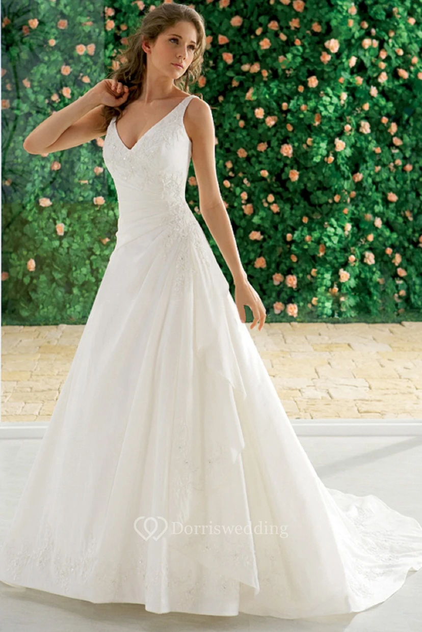 Robe de mariée trapèze à col en V, ornée d'appliqués de dentelle, en mousseline de soie, avec corsage froncé et traîne. view 6