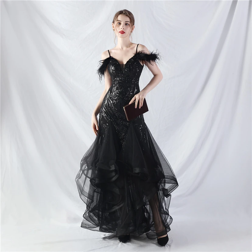 Robe de danse artisanale en filet rigide orné de plumes d'autruche, de perles et de fleurs, confectionnée en maille. view 74