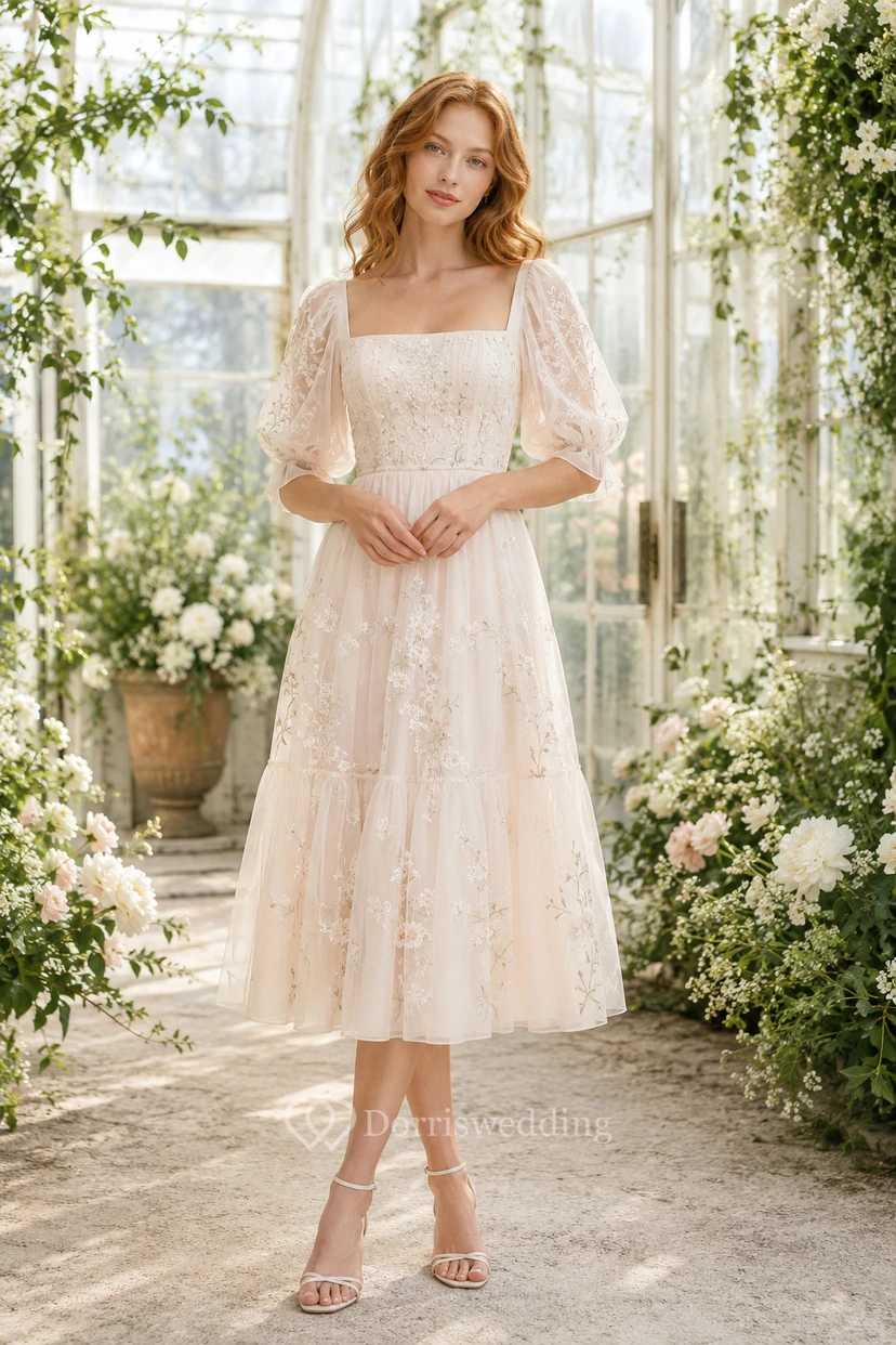 Robe de mariée mi-longue à encolure carrée, manches bouffantes transparentes et jupe en dentelle