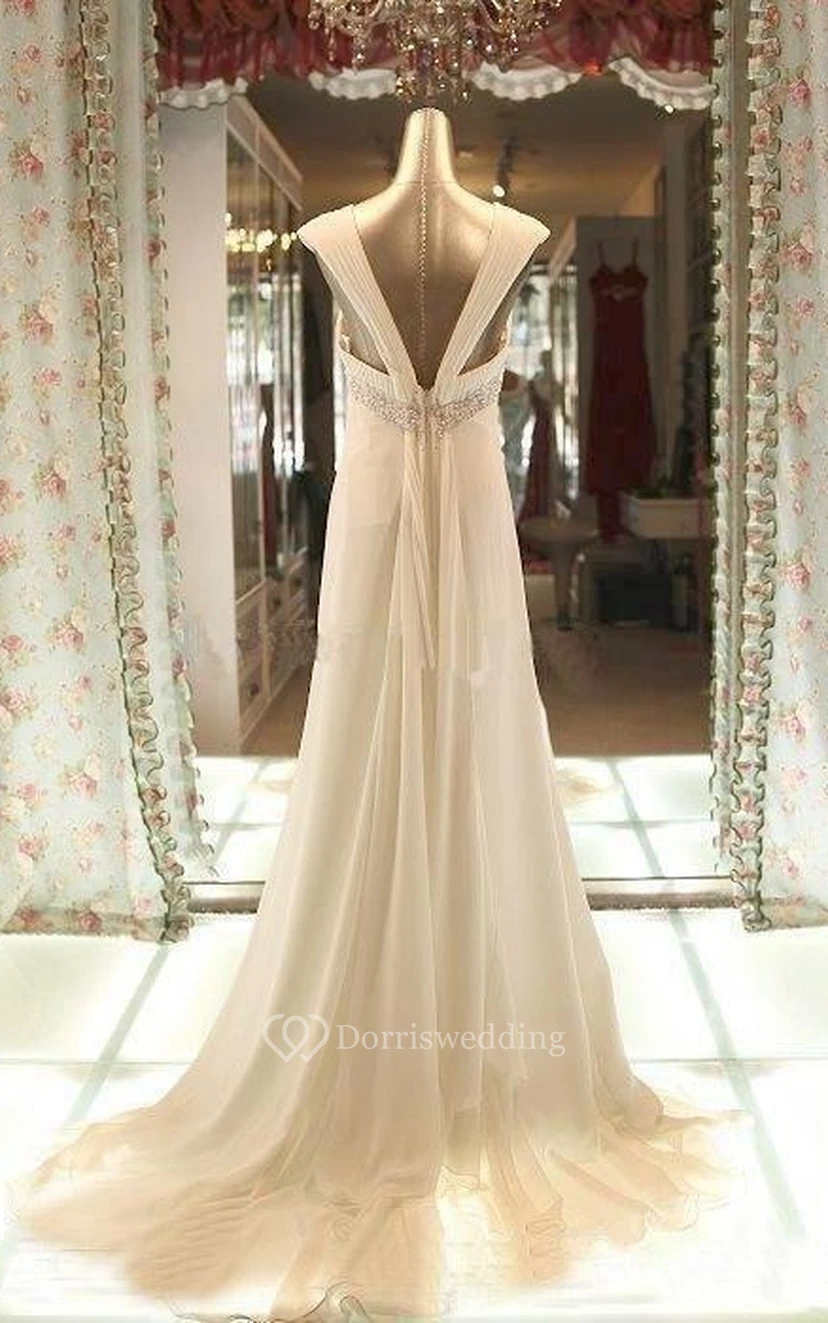 Robe de mariée de plage en mousseline de soie style empire, ornée de perles et de plis, dos nu en V et traîne. view 8