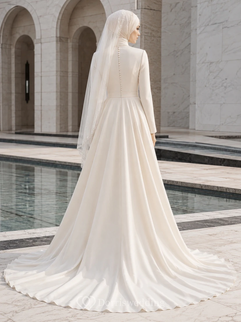 Schlichtes Brautkleid mit Hijab, hohem Kragen und Satincape in A-Linie view 2