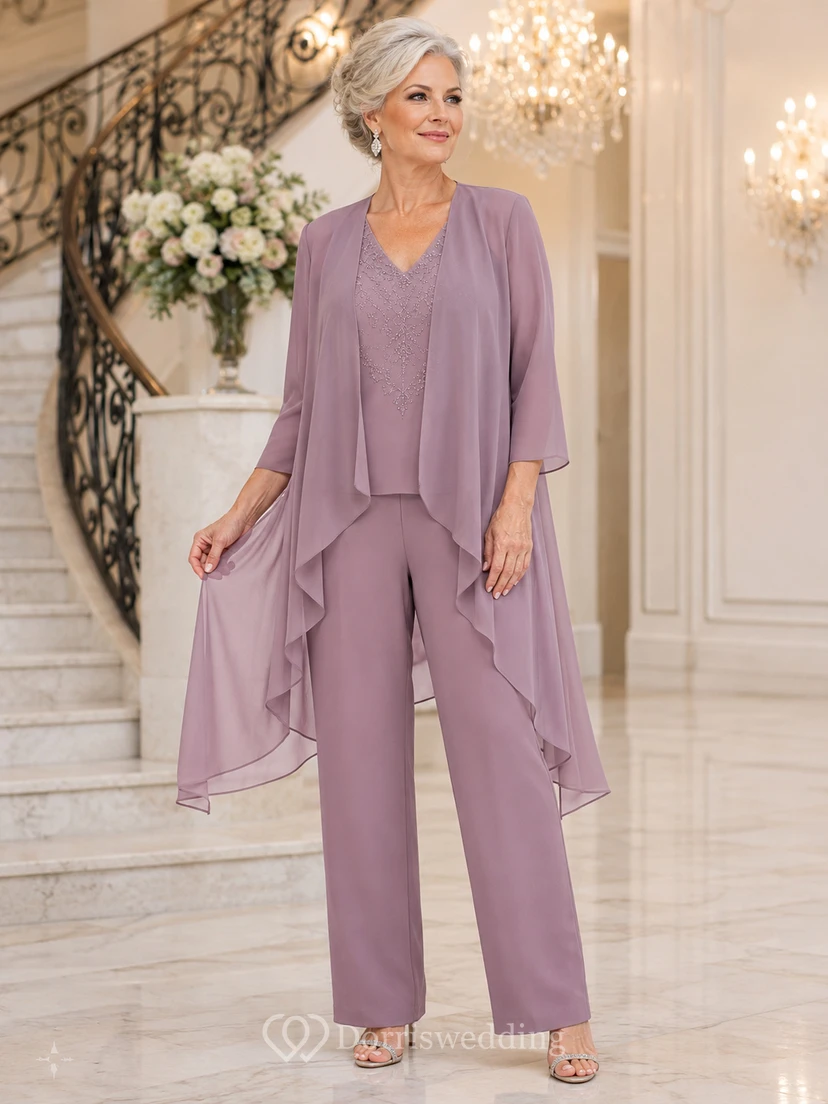 Eleganter Vintage-Hosenanzug in Mauve mit Wasserfallmuster für die Mutter der Braut, bestehend aus einer dreiviertellangen, drapierten Chiffonjacke mit Rundhalsausschnitt und einer weit geschnittenen Hose.