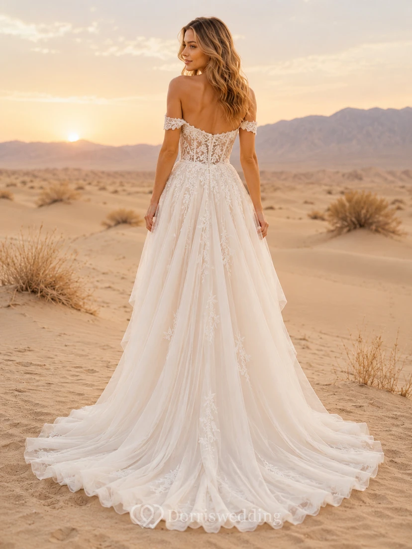 Schulterfreies Boho-Hochzeitskleid mit asymmetrischem Saum und tiefem Schnitt für die Wüste view 2