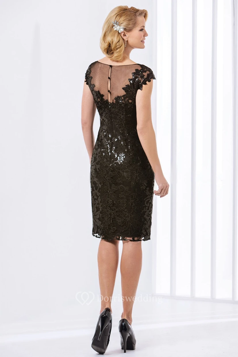 Robe fourreau à manches courtes, longueur genou, pour la mère de la mariée, ornée de sequins et d'un dos illusion. view 2