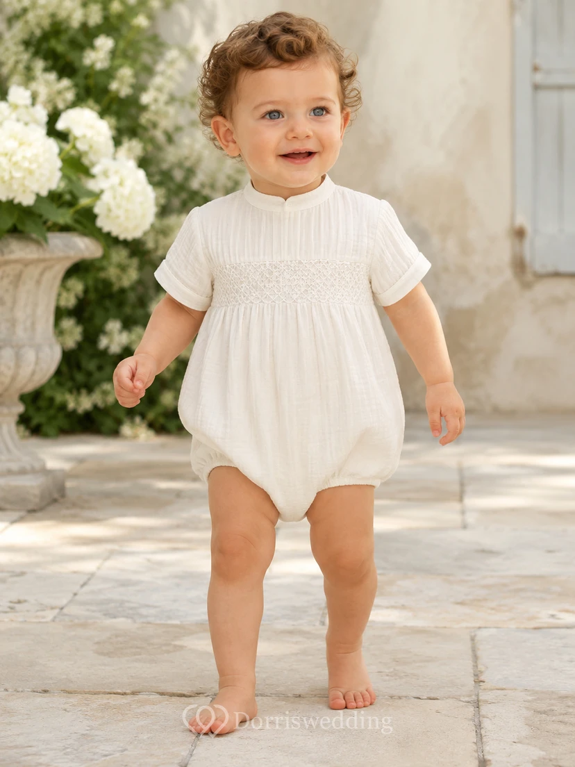 Elfenbeinfarbenes Taufkleid mit Stehkragen, gerafften Kurzarmärmeln für Jungen