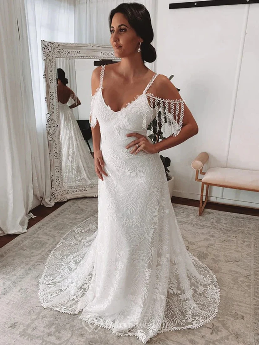 Robe de mariée en dentelle blanche à décolleté en V plongeant view 3