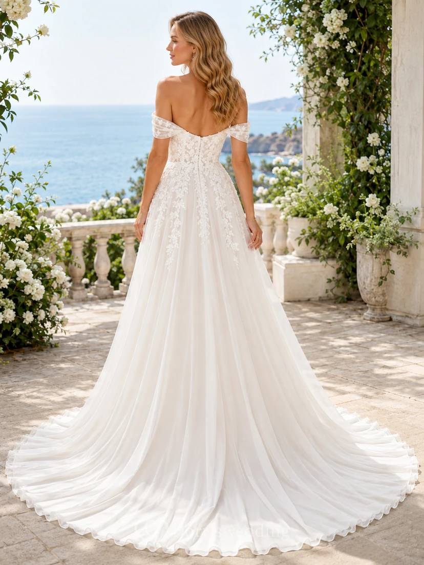 Vestido de novia de encaje y tul, corte en A, hombros descubiertos, cola larga. view 2
