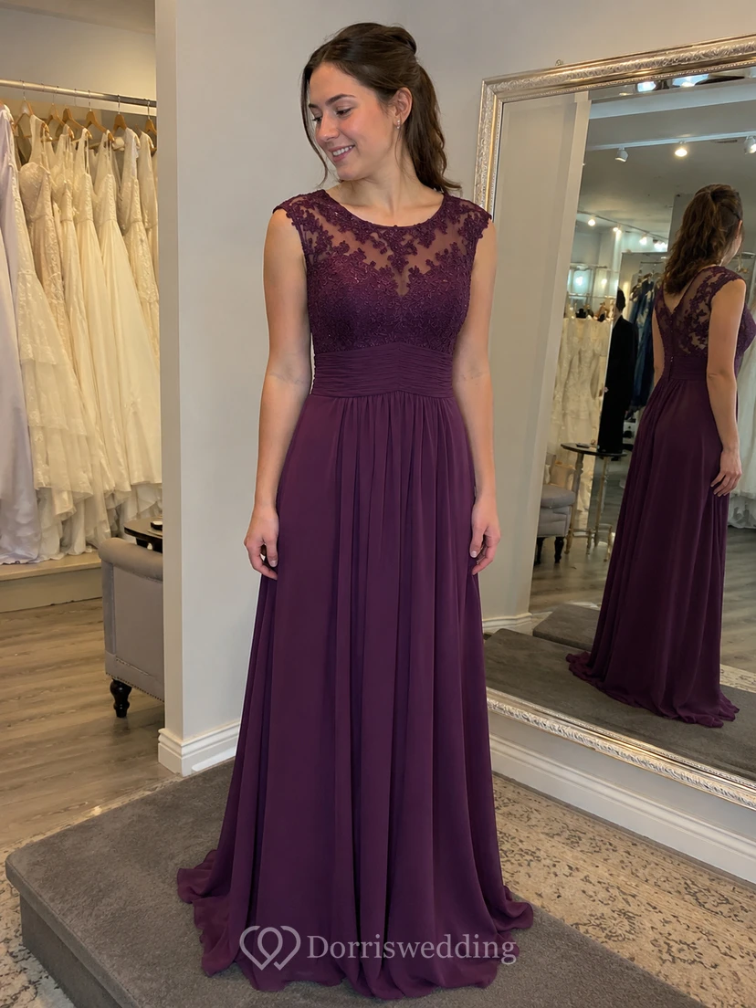 Robe de bal longue en mousseline élégante sans manches, ornée d'appliqués de dentelle. view 8