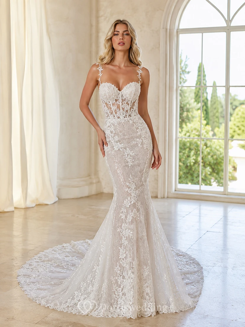 Robe de mariée sirène en dentelle noble, décolleté cœur, bretelles spaghetti, traîne chapelle, applications florales, idéale pour la réception.