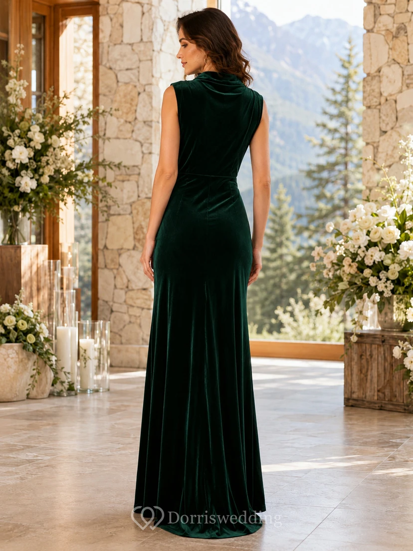 Vestido de noche largo hasta el suelo de terciopelo drapeado con cuello alto, color verde bosque, estilo saco, ideal para invitadas de hotel. view 2