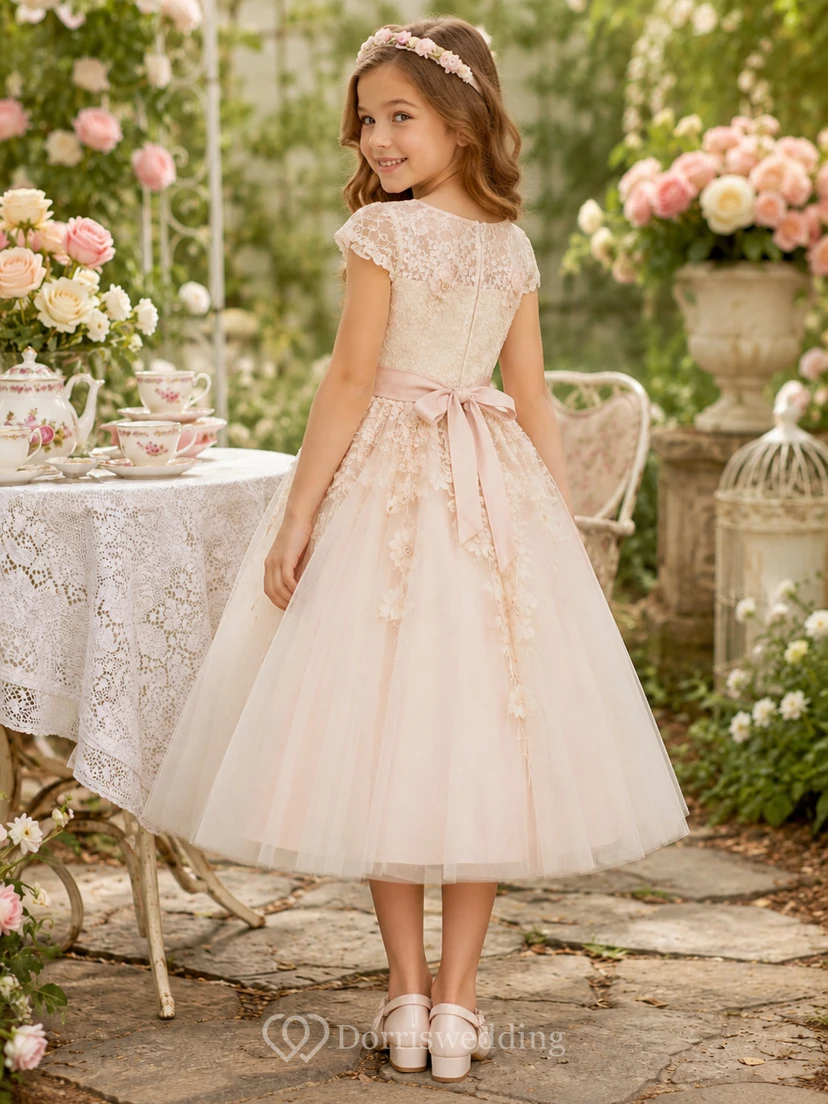 Vestido de niña de flores color marfil, romántico, largo hasta la rodilla, corte en A, encaje, manga corta, lazo de tul. view 2