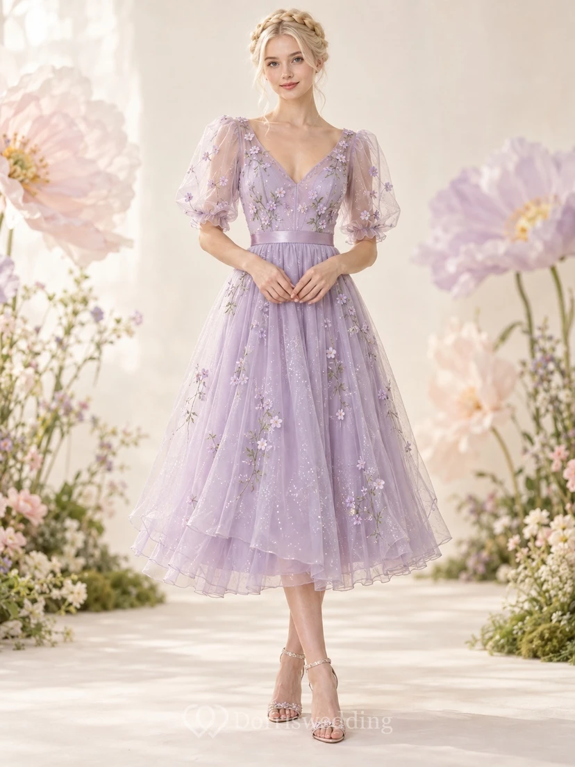 Robe de soirée féérique en tulle fleuri lavande, longueur thé, col en V et manches bouffantes