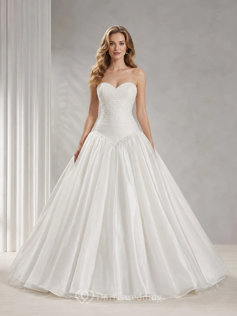 Vestido de novia sencillo de tul, sin tirantes y con talle bajo.