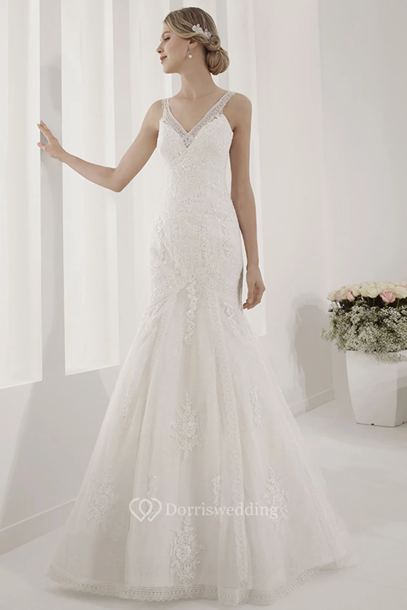 Meerjungfrauenkleid aus Spitze mit V-Ausschnitt und Paillettendetails
