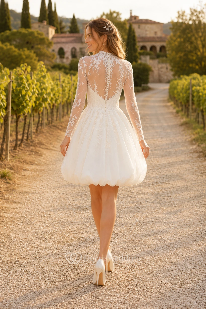 Robe de mariée courte en dentelle à manches longues et col montant view 2
